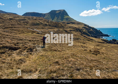 Ein Wanderer auf der Strecke von Glen Shellesder Guirdil Bay mit Blutstein Hügel in der Ferne, Isle of Rum, Scotland, UK. Stockfoto