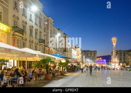 Hauptplatz (Hauptplatz), Dreifaltigkeitssäule (Dreifaltigkeitssäule), Restaurant, Ars Electronica Center in Linz, Oberösterreich, U Stockfoto