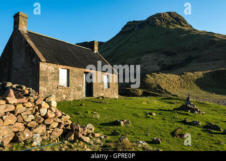Blutstein Hill und Guirdil Schutzhütte, Isle of Rum, Scotland, UK. Stockfoto