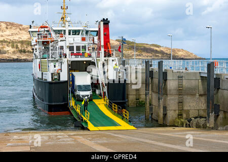 Die kleinen Inseln Fähre "Lochnevis" an der Pier auf Loch Scresort, Kinloch, Isle of Rum, Inneren Hebriden, Schottland, UK Stockfoto