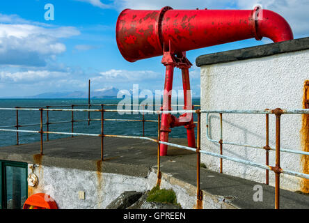 Das Nebelhorn an Ardnamurchan Point Leuchtturm, Schottland, Großbritannien.   In der Ferne ist die Insel Rum. Stockfoto