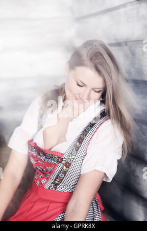 Schöne Frau im deutschen Tracht auf Heu Stockfoto