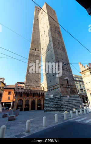 Das Symbol der Stadt Bologna, Italien, die beiden Türme Asinelli und Garisenda Stockfoto