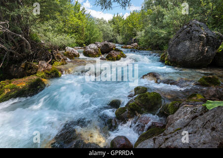 Der Thethit-Fluss im Dorf Theth, Nordalbanien. Stockfoto