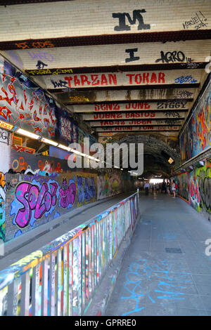 Leake Street, auch als Graffiti Tunnel unter Waterloo Bahnhof, Lambeth, London, UK bekannt. Stockfoto