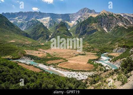 Vjose (Fluss Aoos in griechischer Sprache) Flusstal mit den Nemercke-Bergen im Hintergrund, in der Nähe von Permet im Süden Albaniens Stockfoto