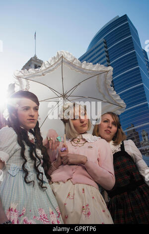 Junge Damen in Lolita Kostüme gekleidet. Stockfoto