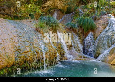 Natürlicher Wasserfall und See in Polylimnio Gegend in Griechenland Stockfoto