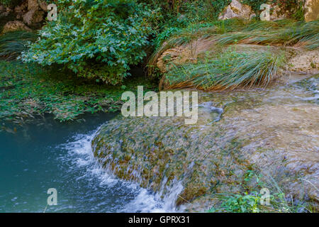 Natürlicher Wasserfall und See in Polylimnio Gegend in Griechenland Stockfoto