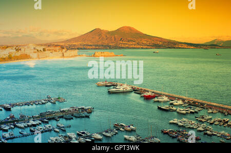 Blick auf die Bucht von Neapel mit Vesuv im Hintergrund Stockfoto