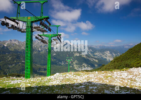 Vogel-Ski-Zentrum in den Bergen im Sommertag. Blick auf die Julischen Alpen in Slowenien, Europa Stockfoto