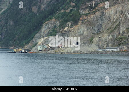 Eingang zu einem Tunnel in den norwegischen Fjorden Stockfoto