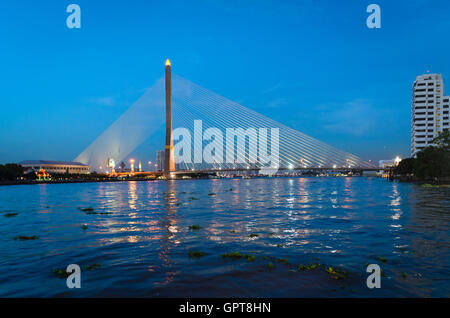 Bangkok, Rama-VIII-Brücke und den Fluss Chao Phraya zur blauen Stunde Stockfoto