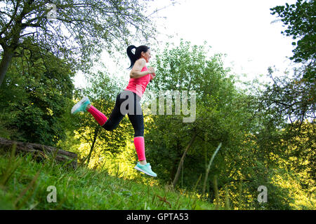 junge Frau laufen in der Natur Stockfoto