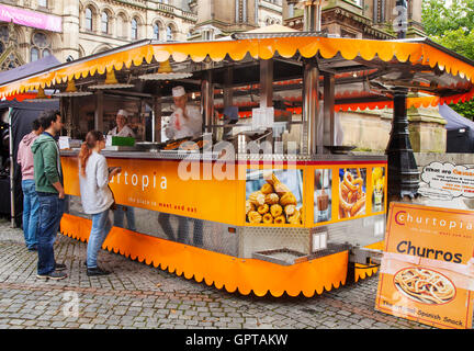 Churritos, gebraten - Teig Gebäck - überwiegend Choux ein Lebensmittel Kiosk verkauft werden, wird eine einfache Publikumsliebling, der als Äquivalent der Krapfen beschrieben werden könnte. Mobile Gastronomie Anhänger, warmes Essen, Vans, Catering Karren, Mobile Food in Manchester, Großbritannien Stockfoto