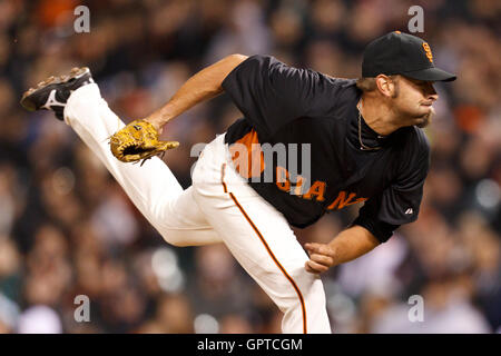 März 2011; San Francisco, CA, USA; Jeremy Affeldt (41) spielt im achten Inning im AT&T Park gegen die Oakland Athletics. Stockfoto