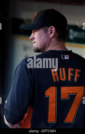 29. März 2011; Oakland, Kalifornien, USA;  San Francisco Giants erster Basisspieler Aubrey Huff (17) steht auf der Trainerbank vor dem Spiel gegen die Oakland Athletics im Oakland-Alameda County Coliseum.  San Francisco besiegten Oakland 4-1. Stockfoto