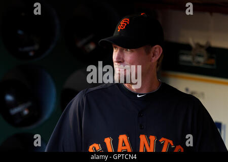 29. März 2011; Oakland, Kalifornien, USA;  San Francisco Giants erster Basisspieler Aubrey Huff (17) steht auf der Trainerbank vor dem Spiel gegen die Oakland Athletics im Oakland-Alameda County Coliseum.  San Francisco besiegten Oakland 4-1. Stockfoto