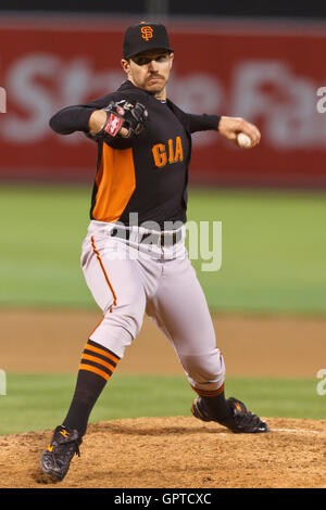 März 29, 2011; Oakland, Ca, USA; San Francisco Giants starten Pitcher Barry Zito (75) Plätze gegen die Oakland Athletics, die während der fünften Inning in Oakland-Alameda County Coliseum. san francisco Oakland 4-1 besiegte. Stockfoto