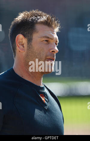 8. April 2011; San Francisco, CA, USA;  San Francisco Giants zweiter Basisspieler Freddy Sanchez (21), während mit der Wimper Praxis vor dem Spiel gegen die St. Louis Cardinals im AT&T Park.  San Francisco besiegt St. Louis 5-4 in 12 Innings. Stockfoto