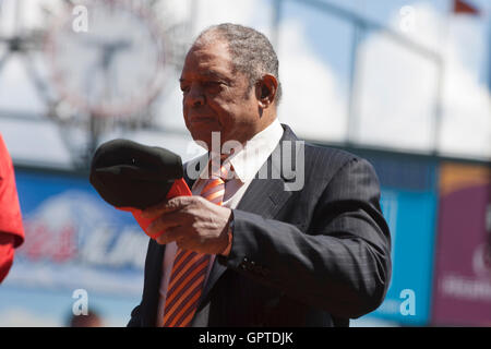 April 2011; San Francisco, CA, USA; der ehemalige San Francisco Giants Outfield Willie Mays war vor dem Spiel gegen die St. Louis Cardinals im AT&T Park auf dem Feld. Stockfoto