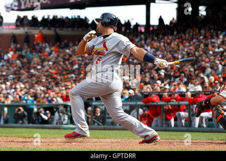 8. April 2011; San Francisco, CA, USA;  St. Louis Cardinals erster Basisspieler Albert Pujols (5) trifft eine RBI Single gegen die San Francisco Giants während der achten Inning im AT&T Park. Stockfoto