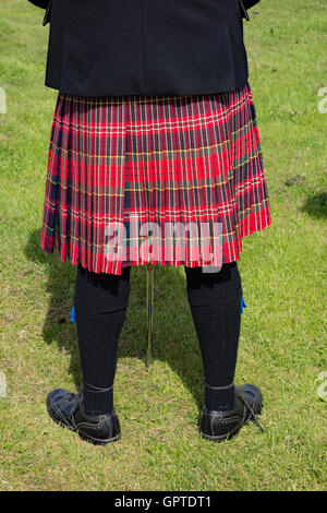 Mann, der traditionellen schottischen Kleid Outfit mit Tartan Kilt trägt. Stockfoto