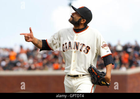 April 2011; San Francisco, CA, USA; der San Francisco Giants Relief Pitcher Sergio Romo (54) feiert, nachdem er den linken Feldspieler Allen Craig (nicht abgebildet) der St. Louis Cardinals während des achten Inning im AT&T Park besiegt hat. Stockfoto