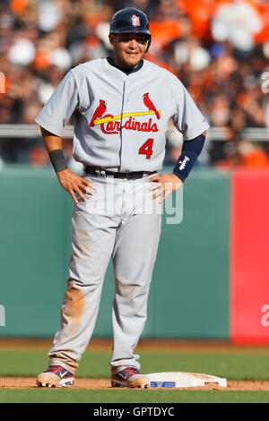 April 8, 2011; San Francisco, Ca, USA; st. louis cardinals Catcher yadier Molina (4) Steht an der zweiten Unterseite gegen die San Francisco Giants während des elften Inning bei AT&T Park. San Francisco besiegt st. louis 5-4 in 12 Innings. Stockfoto