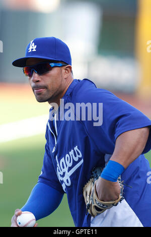 11. April 2011; San Francisco, CA, USA;  Los Angeles Dodgers Infielder Ivan De Jesus (13) während der Wimper Praxis vor dem Spiel gegen die San Francisco Giants im AT&T Park.  Los Angeles besiegte San Francisco 6-1. Stockfoto