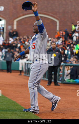 11. April 2011; San Francisco, CA, USA;  Los Angeles Dodgers zweiter Basisspieler Juan Uribe (5) tritt das Feld, um seinen 2010 World Series Championship Ring vor dem Spiel gegen die San Francisco Giants im AT&T Park zu erhalten. Stockfoto