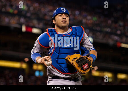11. April 2011; San Francisco, CA, USA;  Los Angeles Dodgers Catcher Rod Barajas (28) kehrt in der Einbaum nach ein Out gegen die San Francisco Giants während der zweiten Inning im AT&T Park.  Los Angeles besiegte San Francisco 6-1. Stockfoto