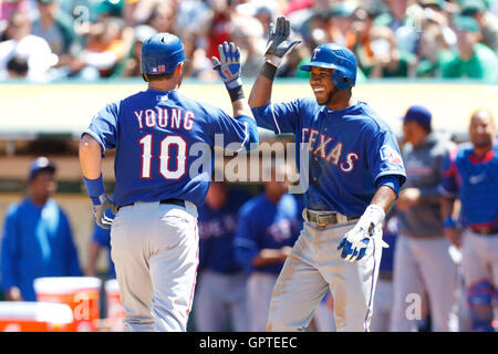 30. April 2011; Oakland, CA, USA; Michael Young (10) wurde von den Texas Rangers als Shortstop Elvis Andrus (rechts) gratuliert, nachdem er im dritten Inning in Oakland-Alamed einen Heimlauf mit zwei Läufen gegen die Oakland Athletics absolviert hatte Stockfoto