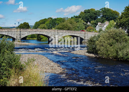 Brücke über den River Cree Newton Stewart, Wigtownshire, Dumfries und Galloway, mit Blick auf das Dorf Minnigaff. Stockfoto