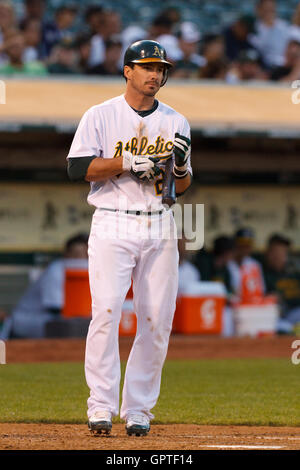 Mai 4, 2011; Oakland, Ca, USA; Oakland Athletics dritter Basisspieler andy Laroche (21) at bat gegen die Cleveland Indians im dritten Inning in Oakland-Alameda County Coliseum. oakland besiegten Cleveland 3-1. Stockfoto