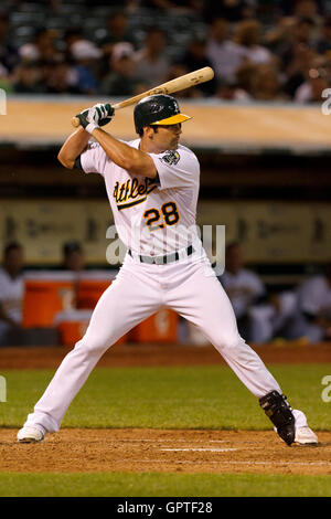 Mai 4, 2011; Oakland, Ca, USA; Oakland Athletics rechter Feldspieler conor Jackson (28) at bat gegen die Cleveland Indians im siebten Inning in Oakland-Alameda County Coliseum. oakland besiegten Cleveland 3-1. Stockfoto