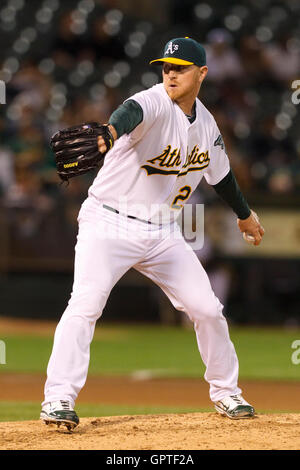 4. Mai 2011; Oakland, Kalifornien, USA;  Oakland Athletics Relief Pitcher David Purcey (29) Stellplätze gegen die Cleveland Indians im achten Inning im Oakland-Alameda County Coliseum. Oakland besiegte Cleveland 3-1. Stockfoto