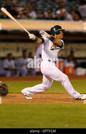 Mai 4, 2011; Oakland, Ca, USA; Oakland Athletics Designated Hitter Hideki Matsui (55) at bat gegen die Cleveland Indians im siebten Inning in Oakland-Alameda County Coliseum. oakland besiegten Cleveland 3-1. Stockfoto