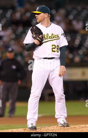 4. Mai 2011; Oakland, Kalifornien, USA;  Oakland Athletics Relief Pitcher David Purcey (29) Stellplätze gegen die Cleveland Indians im achten Inning im Oakland-Alameda County Coliseum. Oakland besiegte Cleveland 3-1. Stockfoto