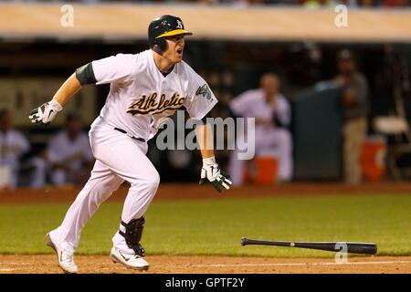 Mai 4, 2011; Oakland, Ca, USA; Oakland Athletics shortstop Cliff Pennington (2) am Hieb gegen die Cleveland Indians während des achten Inning in Oakland-Alameda County Coliseum. oakland besiegten Cleveland 3-1. Stockfoto