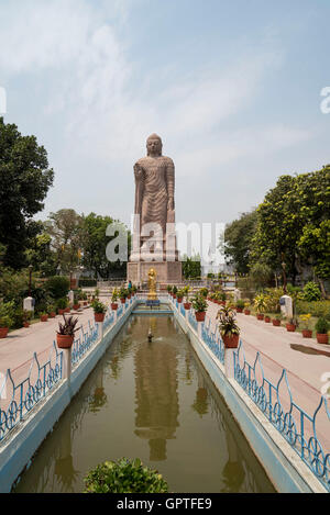 Statue von Buddha im Wildpark in Sarnath, Indien, wo Buddha seine erste Predigt gab. Er wurde 563 v. Chr. geboren und starb 483 v. Chr.. Stockfoto