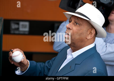 6. Mai 2011; San Francisco, CA, USA;  Hall Of Fame Infielder Orlando Cepeda gibt Autogramme auf der Trainerbank vor dem Spiel zwischen den San Francisco Giants und den Colorado Rockies im AT&T Park.  San Francisco besiegte Colorado 4-3. Stockfoto