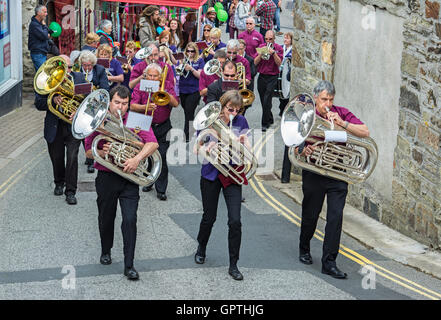 Eine Blaskapelle spielt am Karnevalstag in den Straßen von Extrameldung, Cornwall, England, UK Stockfoto