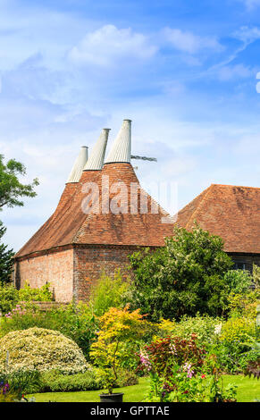 Sehenswürdigkeiten und Gärten: Oast Häuser am Great Dixter, das Land, Haus und Garten von Christopher Lloyd, Ewhurst, East Sussex im Sommer Sonnenschein Stockfoto