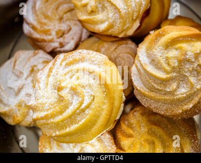 Traditionelle hausgemachte Wiener wirbelt, gemacht, um das Mary Berry Rezept verwendet auf The Great British Bake Off Stockfoto