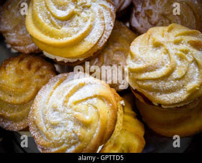 Traditionelle hausgemachte Wiener wirbelt, gemacht, um das Mary Berry Rezept verwendet auf The Great British Bake Off Stockfoto