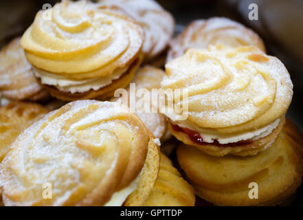 Traditionelle hausgemachte Wiener wirbelt, gemacht, um das Mary Berry Rezept verwendet auf The Great British Bake Off Stockfoto