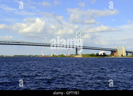 Benjamin Franklin Bridge, offiziell genannt die Ben Franklin Brücke, über den Delaware River Philadelphia, Pennsylvania, USA Stockfoto