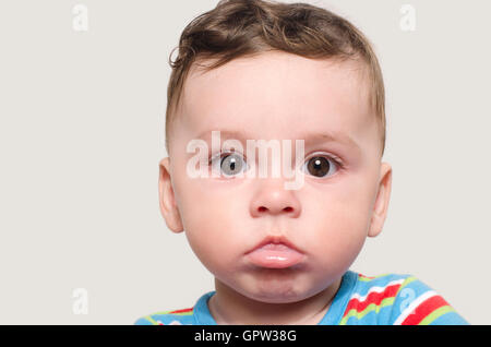Porträt eines niedlichen Baby-jungen Blick in die Kamera. Stockfoto