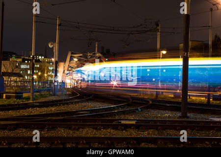 Sheffield in der Nacht - Straßenbahn Eindruck Stockfoto